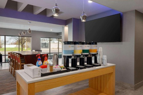 La Quinta Inn & Suites by Wyndham St Louis Route 66 - image 12