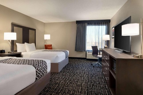 La Quinta Inn & Suites by Wyndham St Louis Route 66 - image 13