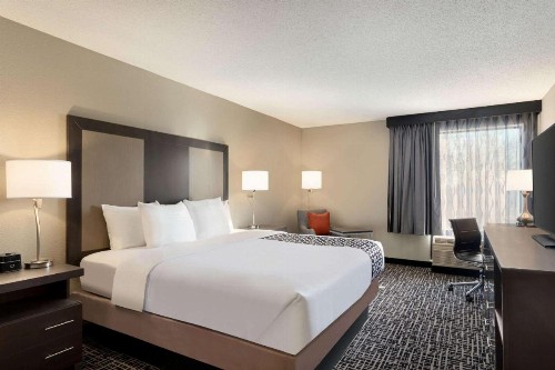 La Quinta Inn & Suites by Wyndham St Louis Route 66 - image 14
