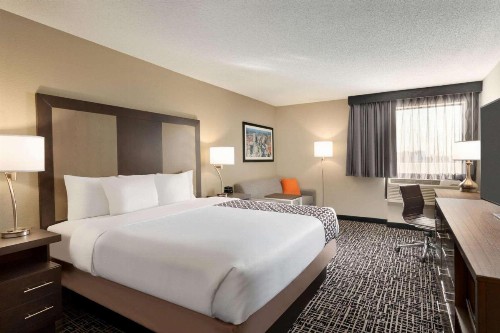 La Quinta Inn & Suites by Wyndham St Louis Route 66 - image 19