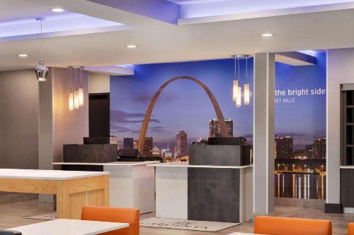 La Quinta Inn & Suites by Wyndham St Louis Route 66 - image 2