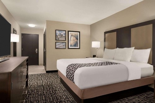 La Quinta Inn & Suites by Wyndham St Louis Route 66 - image 20
