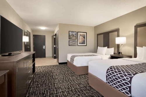 La Quinta Inn & Suites by Wyndham St Louis Route 66 - image 23