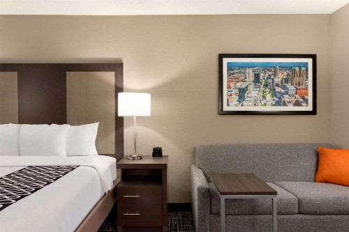 La Quinta Inn & Suites by Wyndham St Louis Route 66 - image 24