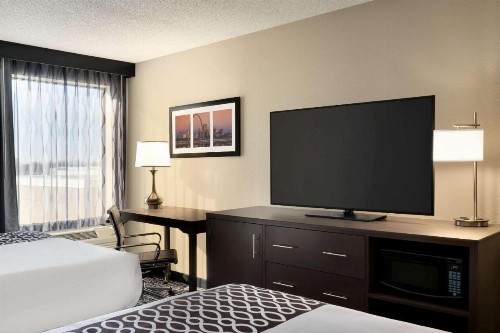 La Quinta Inn & Suites by Wyndham St Louis Route 66 - image 25