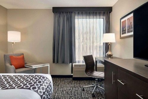La Quinta Inn & Suites by Wyndham St Louis Route 66 - image 26
