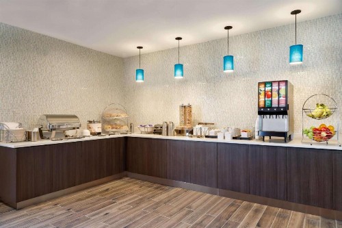 La Quinta Inn & Suites by Wyndham St Louis Route 66 - image 27