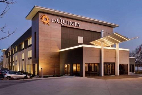 La Quinta Inn & Suites by Wyndham St Louis Route 66 - image 28
