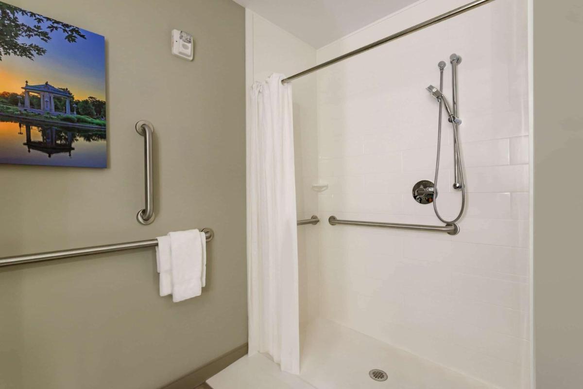 La Quinta Inn & Suites by Wyndham St Louis Route 66 - image 3