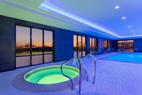 La Quinta Inn & Suites by Wyndham St Louis Route 66 - image 30