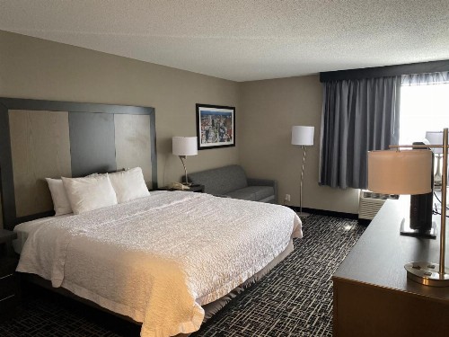 La Quinta Inn & Suites by Wyndham St Louis Route 66 - image 33