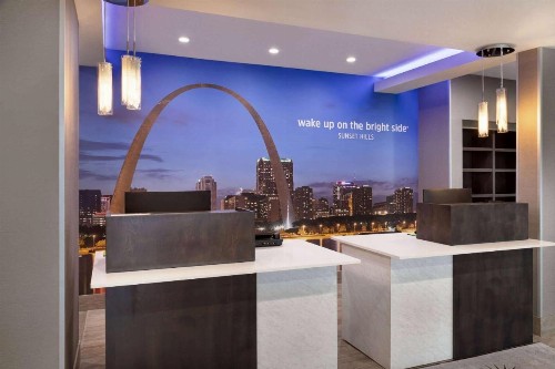 La Quinta Inn & Suites by Wyndham St Louis Route 66 - image 36