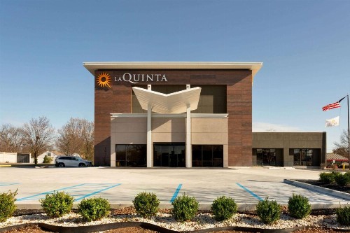 La Quinta Inn & Suites by Wyndham St Louis Route 66 - image 37