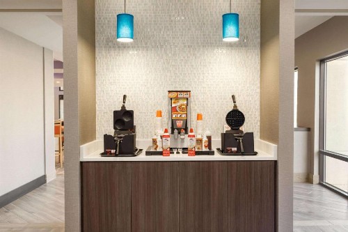 La Quinta Inn & Suites by Wyndham St Louis Route 66 - image 38
