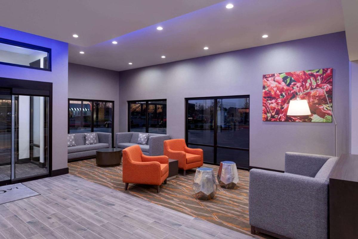 La Quinta Inn & Suites by Wyndham St Louis Route 66 - image 5