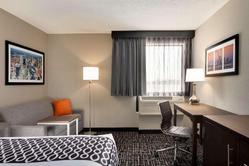 La Quinta Inn & Suites by Wyndham St Louis Route 66 - image 6