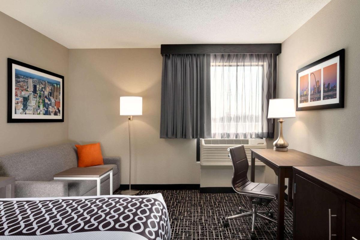 La Quinta Inn & Suites by Wyndham St Louis Route 66 - image 6