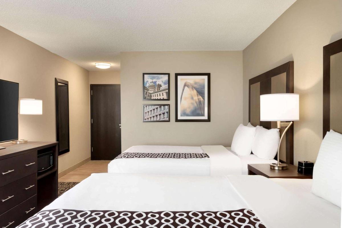 La Quinta Inn & Suites by Wyndham St Louis Route 66 - image 7