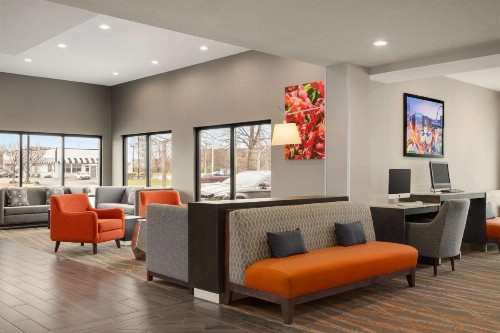 La Quinta Inn & Suites by Wyndham St Louis Route 66 - image 8