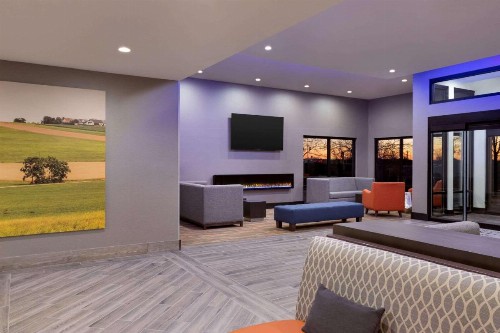 La Quinta Inn & Suites by Wyndham St Louis Route 66 - image 9