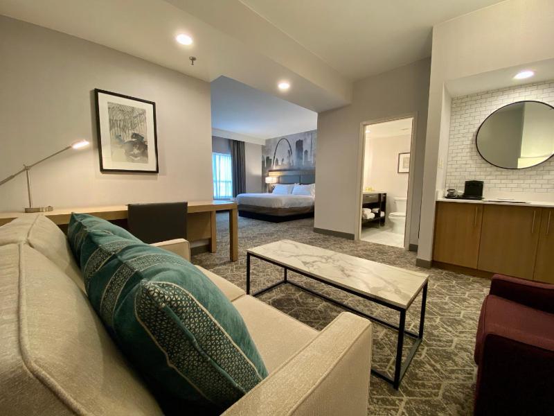DoubleTree by Hilton St. Louis Airport MO - image 5