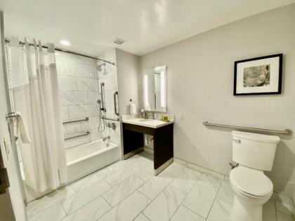 DoubleTree by Hilton St. Louis Airport MO - image 7