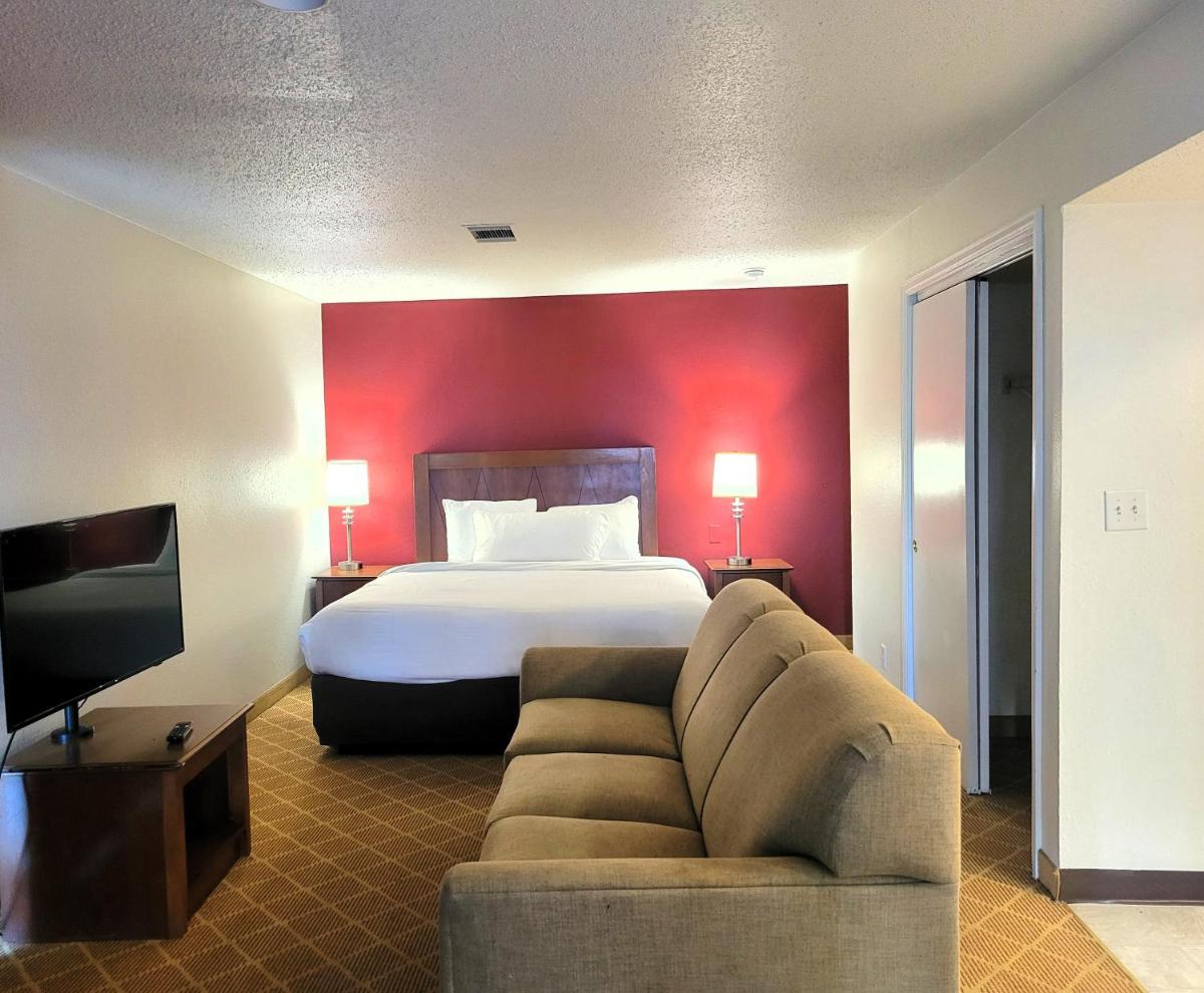 Hawthorn Suites by Wyndham St. Louis Westport Plaza - main image
