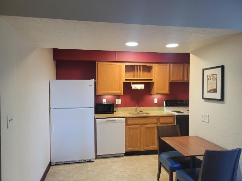 Hawthorn Suites by Wyndham St. Louis Westport Plaza - image 2