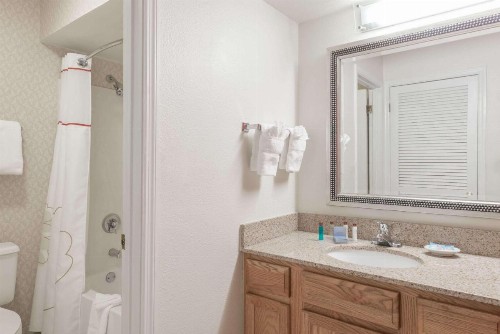 Hawthorn Suites by Wyndham St. Louis Westport Plaza - image 4