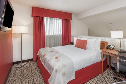 Hawthorn Suites by Wyndham St. Louis Westport Plaza - image 5