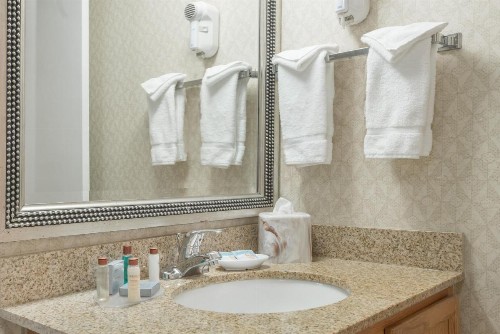 Hawthorn Suites by Wyndham St. Louis Westport Plaza - image 7
