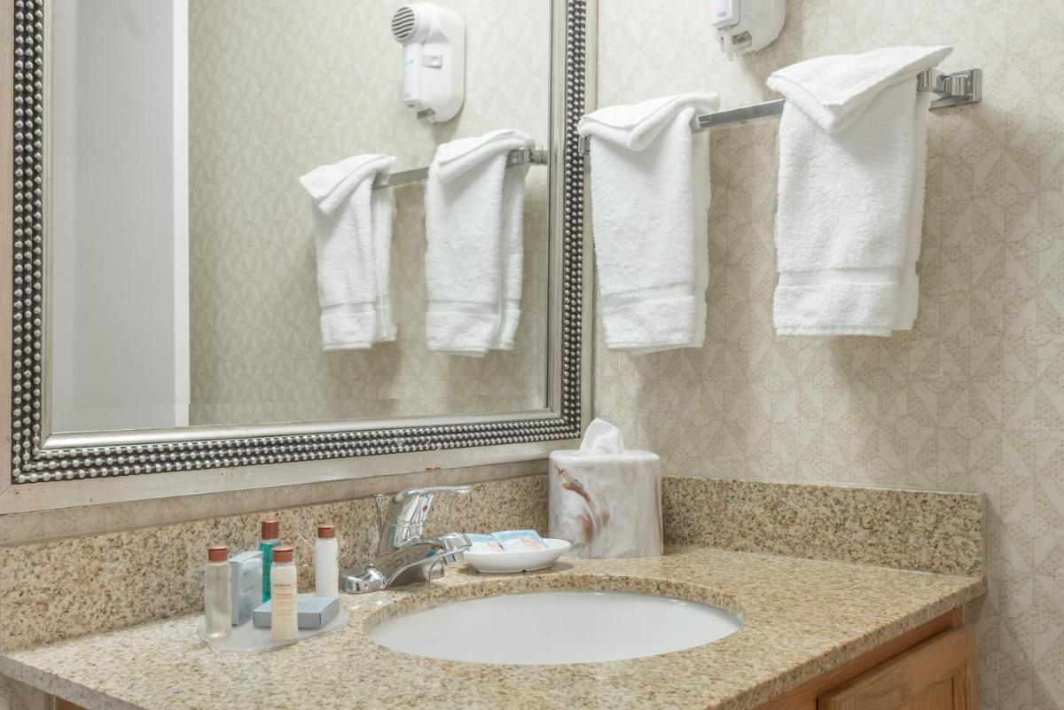 Hawthorn Suites by Wyndham St. Louis Westport Plaza - image 7