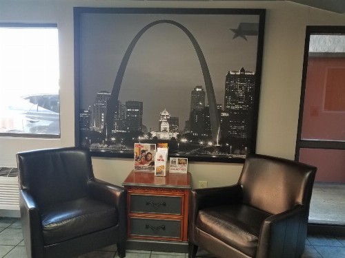 Americas Best Value Inn St. Louis Downtown - image 9