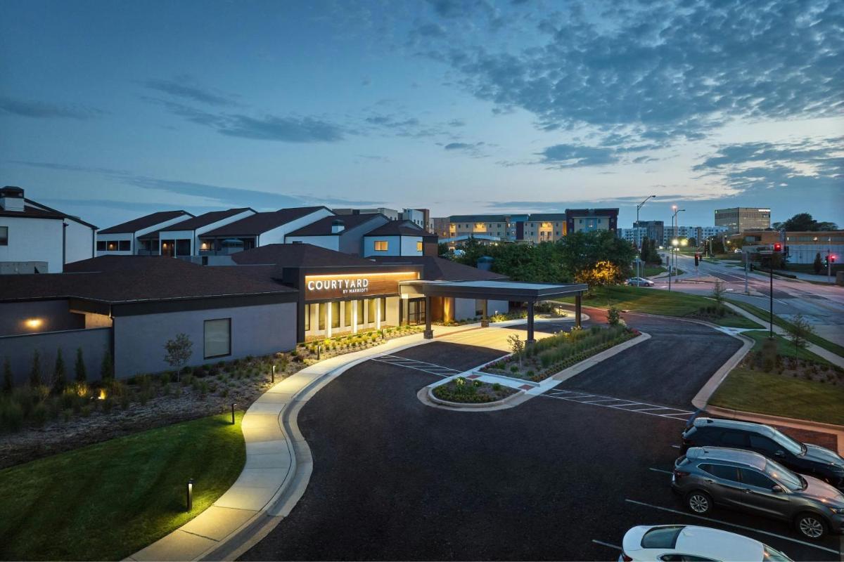 Courtyard St. Louis Westport Plaza - image 2