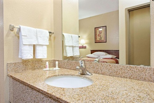 Super 8 by Wyndham St. Louis Airport - image 13