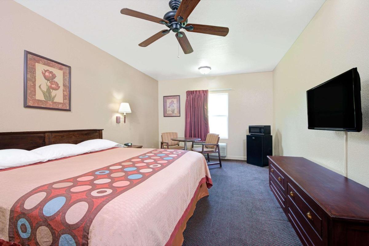 Super 8 by Wyndham St. Louis Airport - image 2