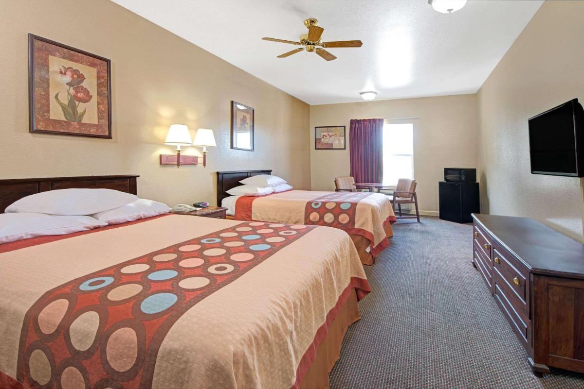 Super 8 by Wyndham St. Louis Airport - image 3