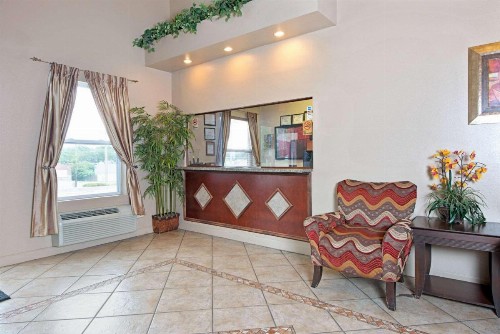 Super 8 by Wyndham St. Louis Airport - image 5