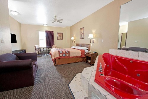 Super 8 by Wyndham St. Louis Airport - image 6