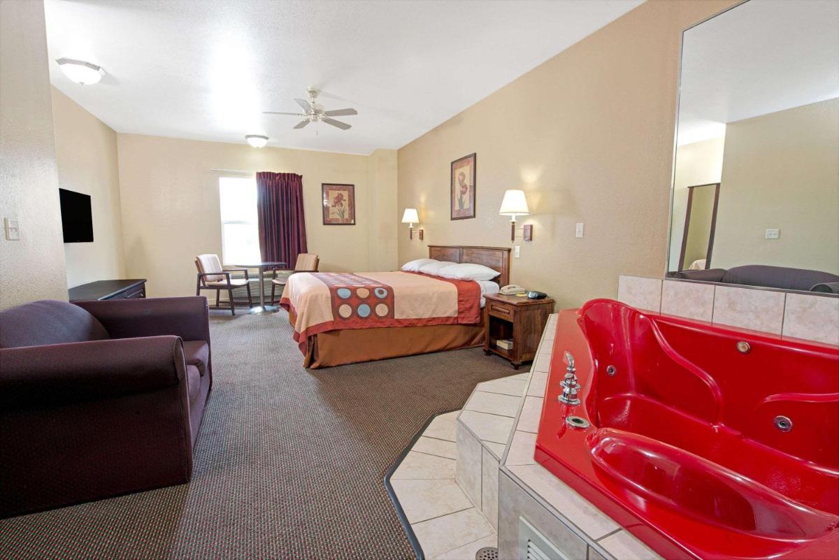 Super 8 by Wyndham St. Louis Airport - image 6