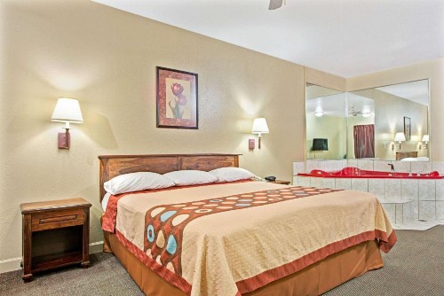 Super 8 by Wyndham St. Louis Airport - image 8