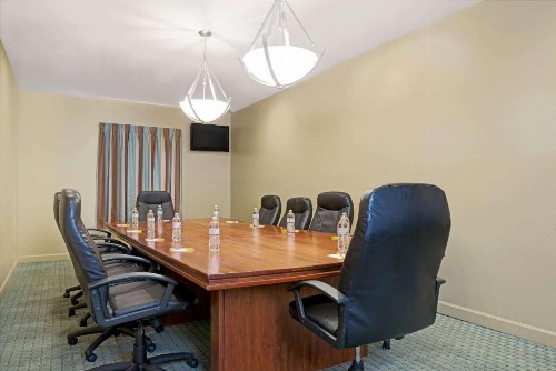 Days Inn by Wyndham Downtown St. Louis - image 2