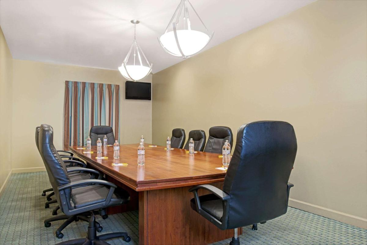 Days Inn by Wyndham Downtown St. Louis - image 2
