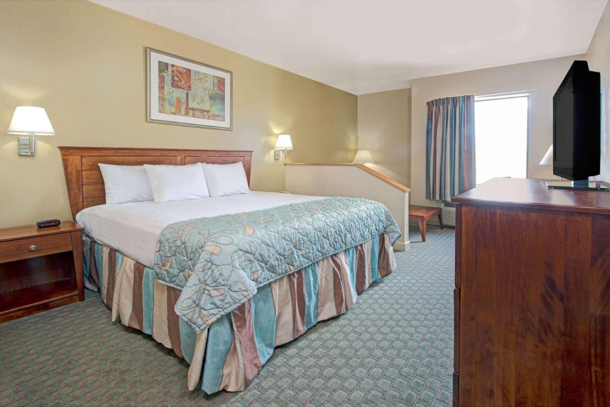Days Inn by Wyndham Downtown St. Louis - image 4