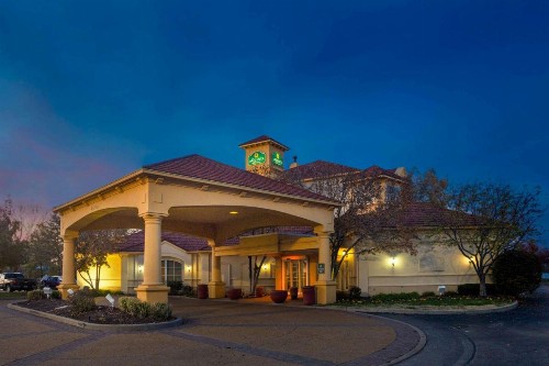 La Quinta by Wyndham St. Louis Westport - image 13