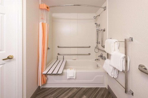 La Quinta by Wyndham St. Louis Westport - image 2