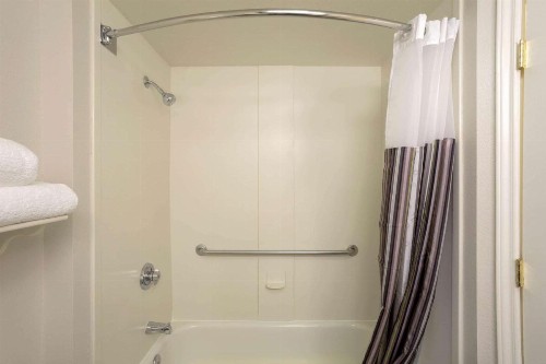 La Quinta by Wyndham St. Louis Westport - image 30