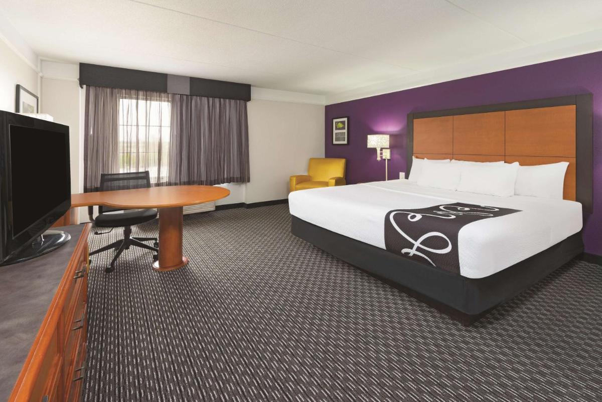 La Quinta by Wyndham St. Louis Westport - image 5