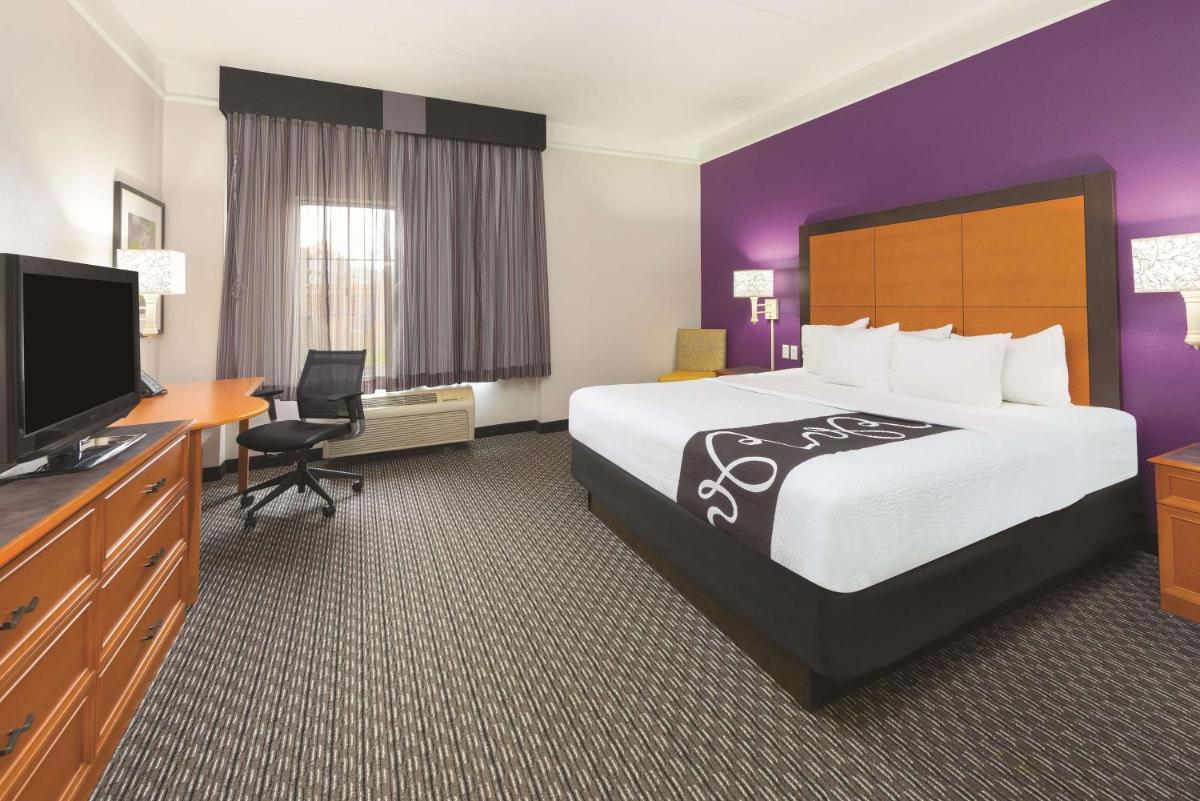 La Quinta by Wyndham St. Louis Westport - image 6