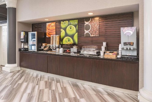 La Quinta by Wyndham St. Louis Westport - image 7